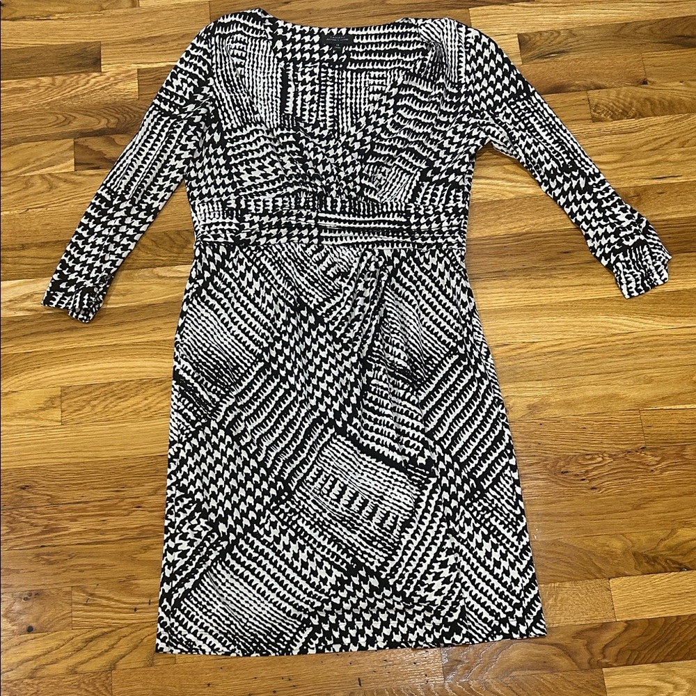 Chic Black and White Geometric 3/4 Sleeve Dress